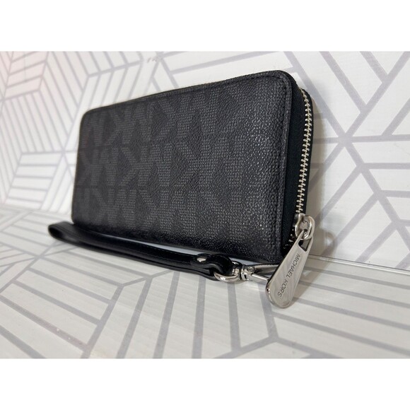 MICHAEL KORS Jet Set Black Monogram Wristlet  Wallet EUC - Picture 3 of 12
